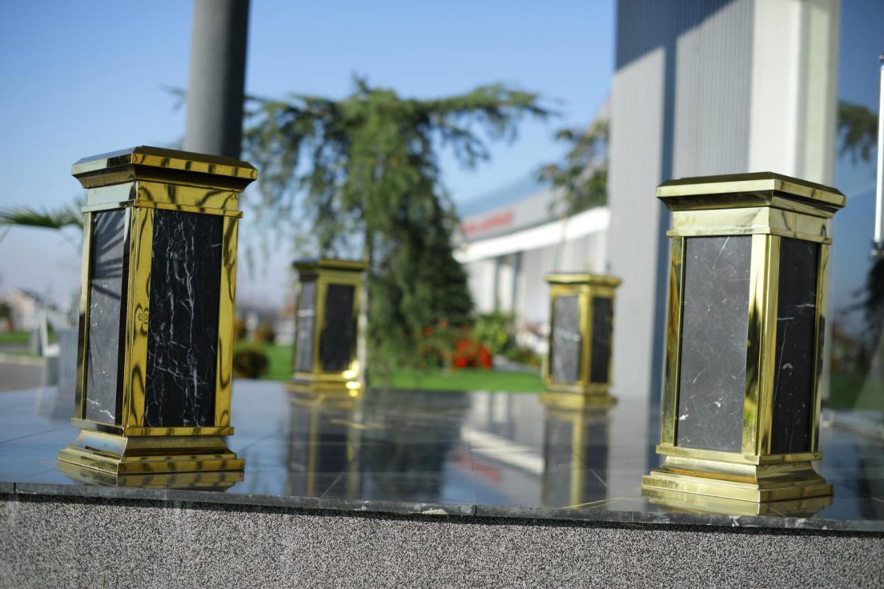 Meliss Events Hotel Craiova Ngoại thất bức ảnh